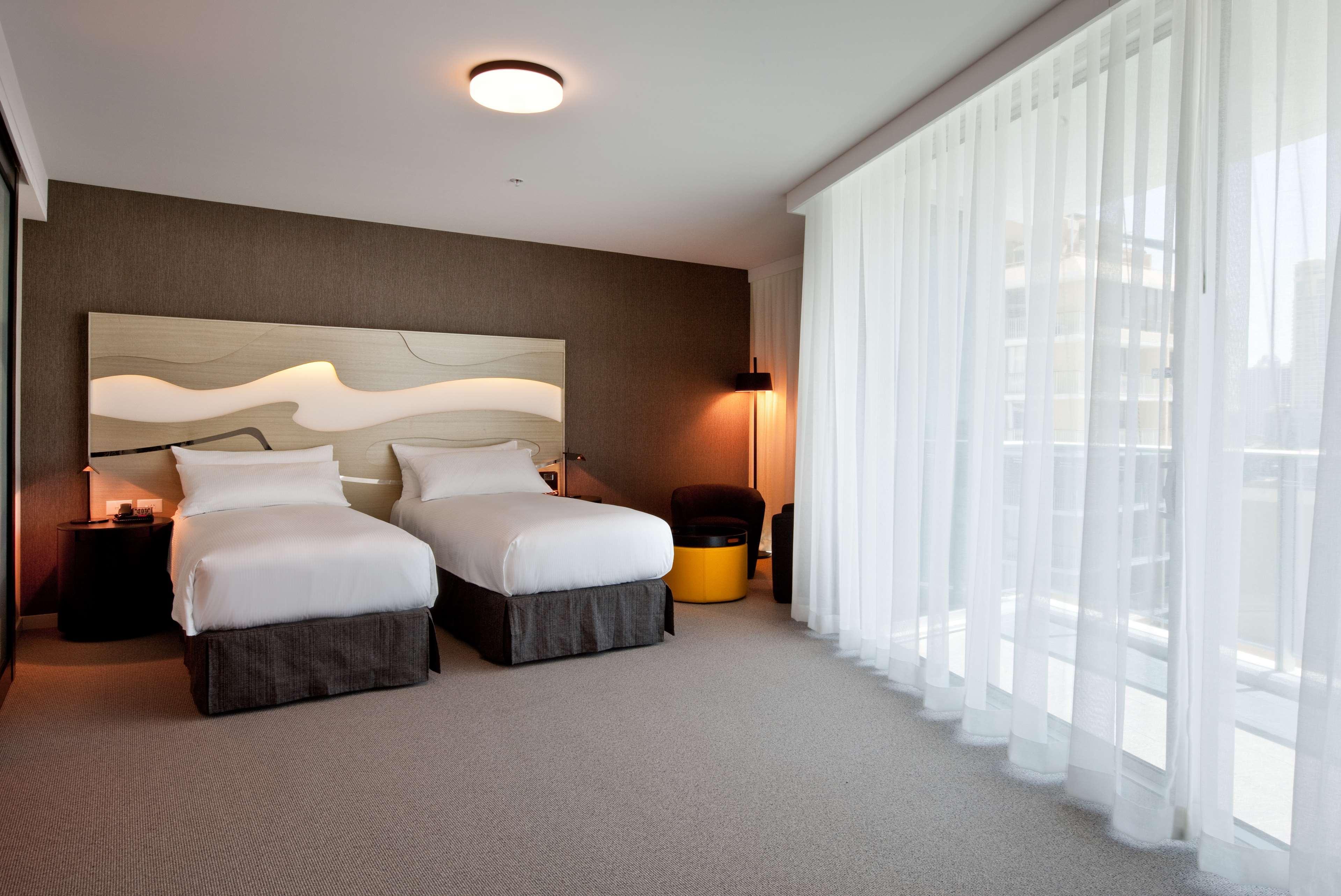 Hilton Surfers Paradise Hotel & Residences Gold Coast Room photo A bedroom at the hotel